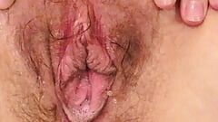 Esposa boceta peluda pingando gozada interna, sua grande buceta rosa é exposta pulsando todo o esperma e seus sucos de buceta