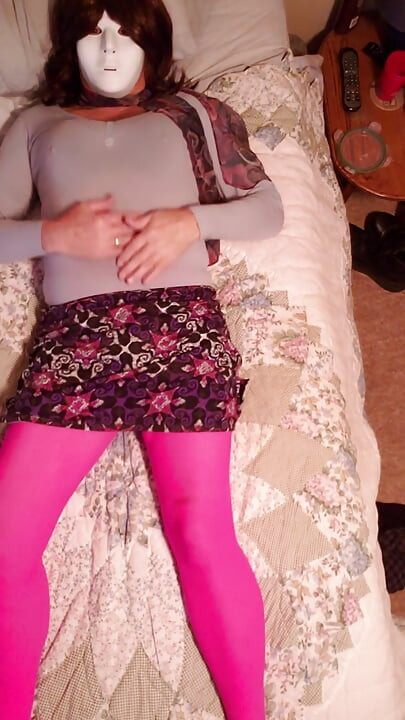 Gej Crossdresser zadirkuje u ulju, najlonkama, trikou i suknji. Nauljim se, masturbiram, sondujem kurac i svršavam.