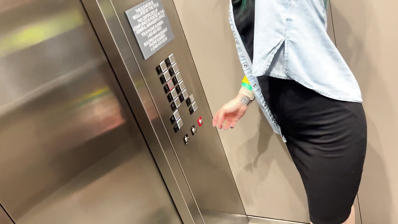 Stripperița atx ia muie în lift înainte de a fi futută