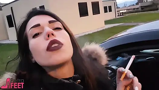 Petra lagi asik merokok di luar ruangan