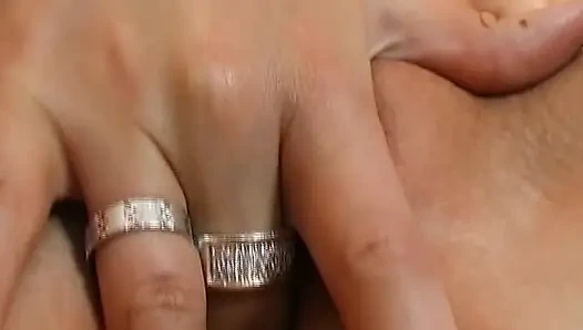 Almanya'dan amcığıyla nasıl oynanmasını bilen sarışın bir genç kız