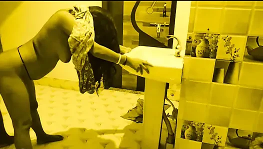 Desi hot bhabi ingin devar muda kontol keras di ruang dapur.