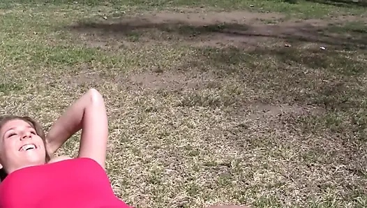 İri göğüslü esmer kadın büyük göğüslerini ve sulu amcığını yiyor