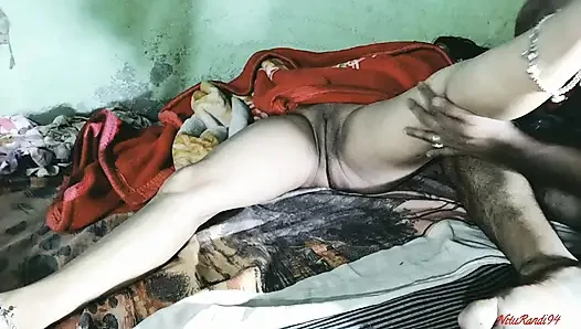 Azgın hintli kadın vücut masajı yapıyor ve sikişiyor