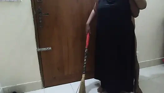 35-jährige indische muslimische nachbarin, tante, fickte beim fegen des hauses