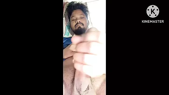 当他今天来时，他经常摇晃他的鸡巴。