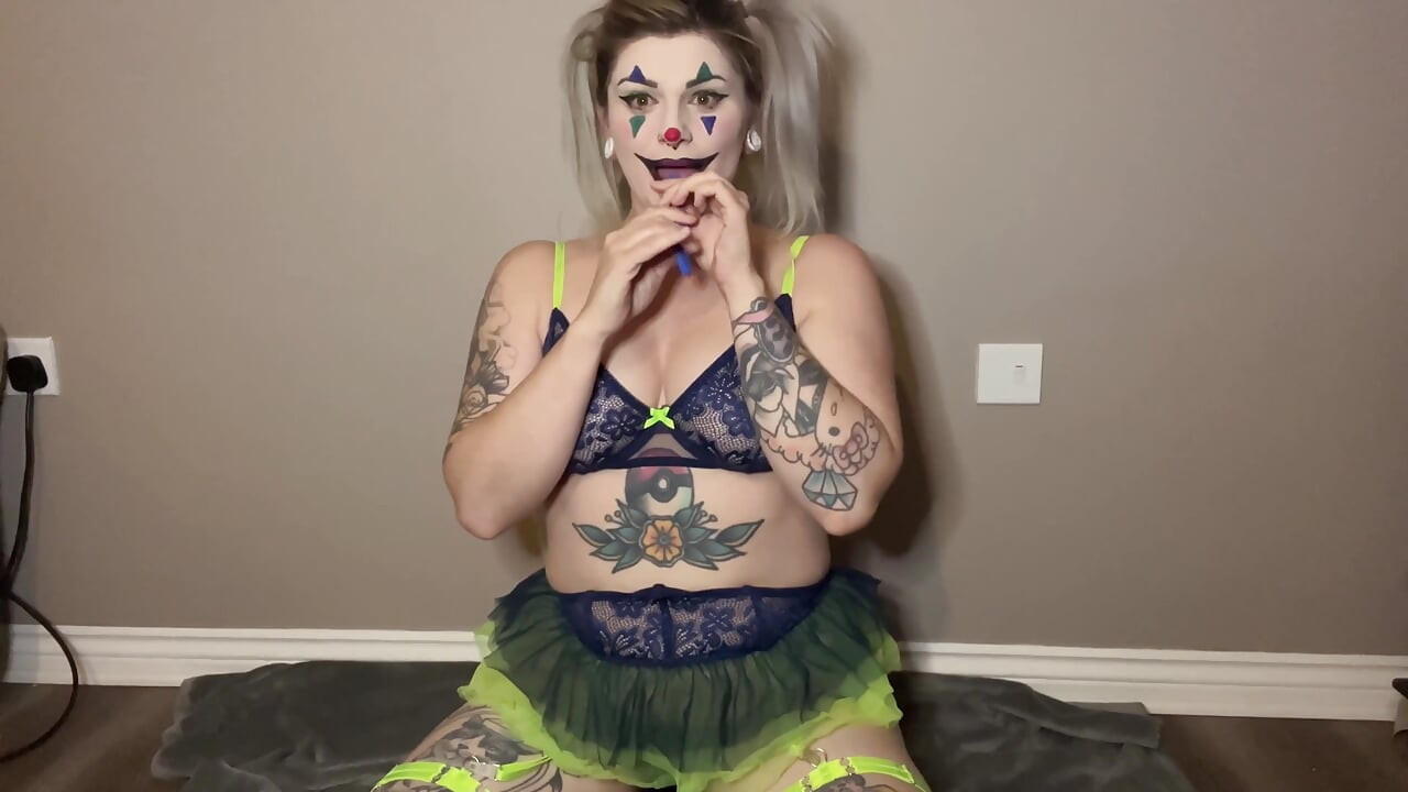 klaun dziewczyna bawi się balonami Asmr