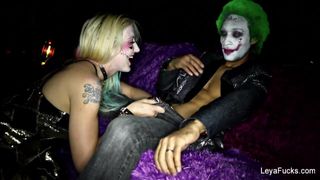 Harley Quinn Leya prend la grosse bite noire du joker