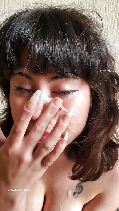 प्यारी लड़की अजनबी को मस्ती भरी अश्लील लंड चुसाई दे रही है, उसके चेहरे पर वीर्य का विशाल शॉट मिल रहा है