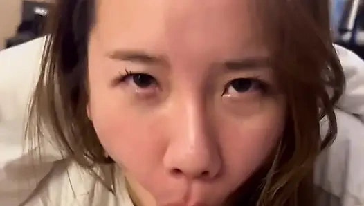 Миниатюрная азиатка Lulu Wild глубоко сосет, получает жестко долбежку и сырый кримпай