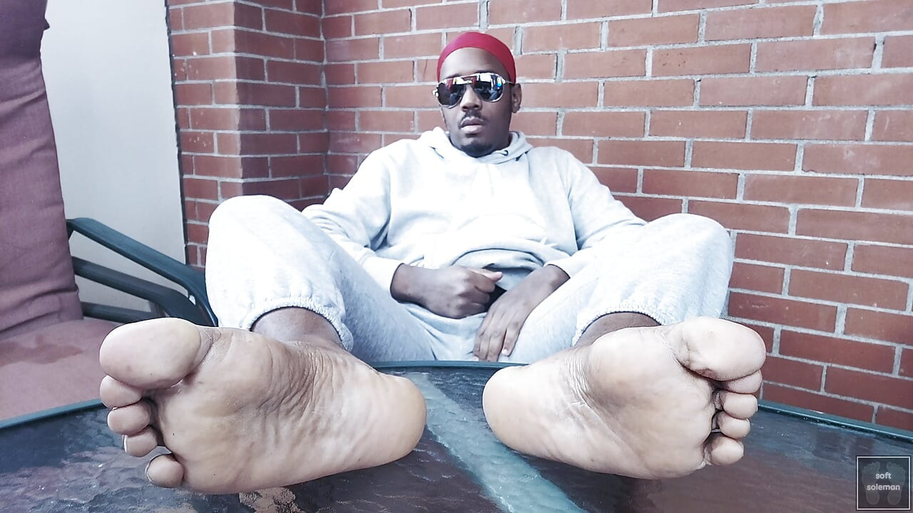 Dodirujem se i pokazujem stopala (2025)