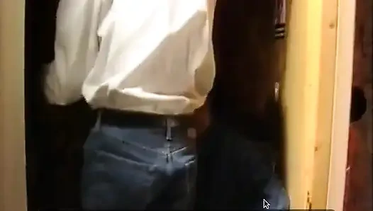 Пара парижан трахается перед фильмом о заднице.