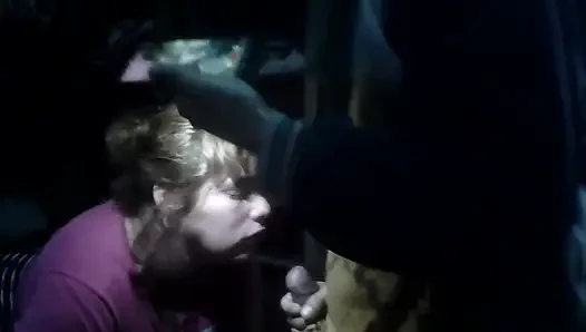 Ben film çekerken karanlıkta sikimi emiyor