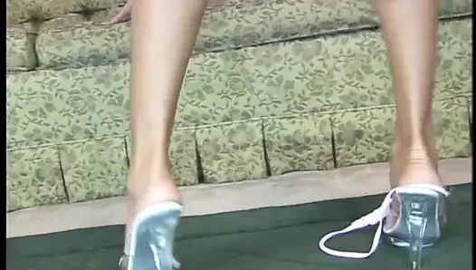 Sexy blondes schätzchen schiebt ihre enge muschi auf einen harten, dicken schwanz