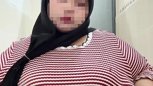 Возбужденная Индонезия в хиджабе