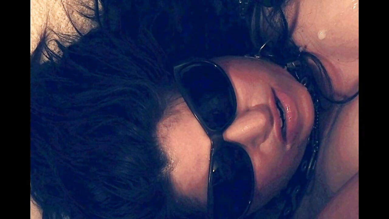 Escrava se masturba com dois consolos e depois recebe porra no cu