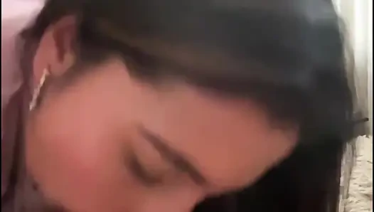 Güzel yüzlü güzel Hintli kadın, penis emiyor ve sonra dört ayak üzerinde sikişiyor, etkileyici derecede büyük bir poposu var