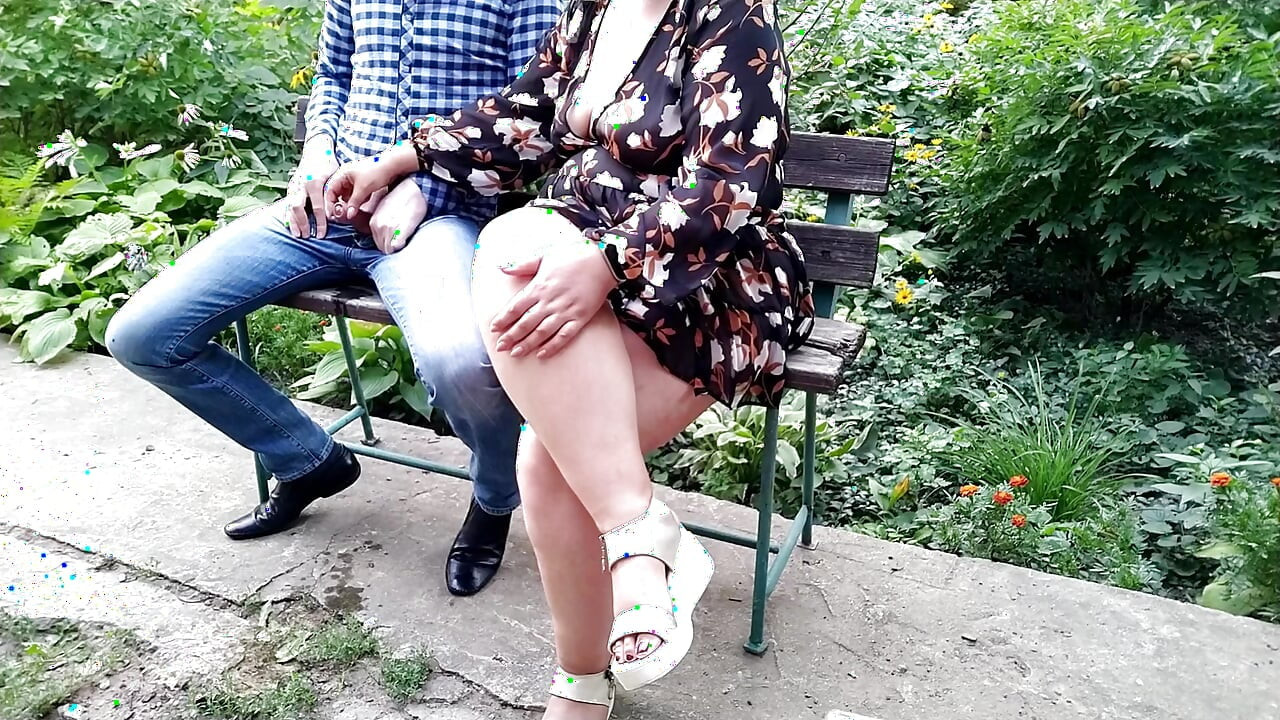 Volim gledati obješene sise svoje maćehe kad mi pomogne pišati vani