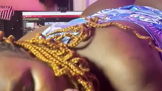 Ich gebe ihm tiefe küsse in den hals