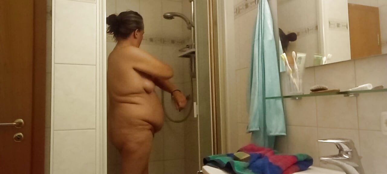 Tykk, moden BBW tar en dusj, Eva Pur viser frem kurvene sine Del 1