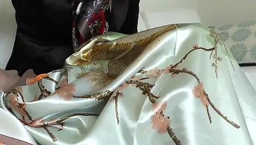 Saat hari paskah, kamu bisa ejakulasi di syal satinku, lady victoria valente