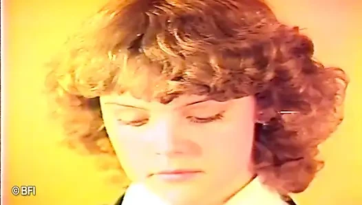 Бедной юной красотке шлепают задницу в классе