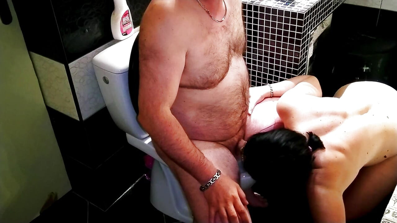 Une rousse soumise aux seins énormes