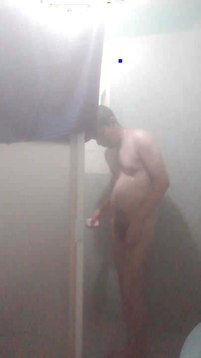 Homem pelado no chuveiro