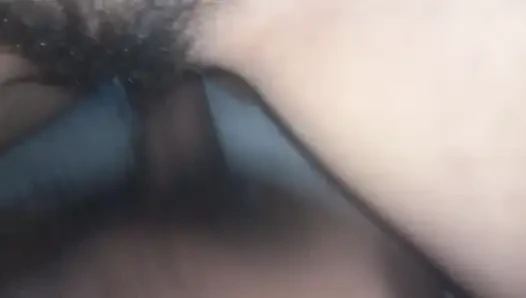 Hintli evli kadın kocasının yarağının üstüne çıkıyor