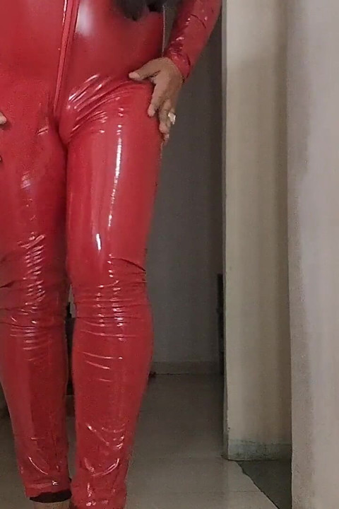 Asthetic lateks red doll collbarate'ı arıyor