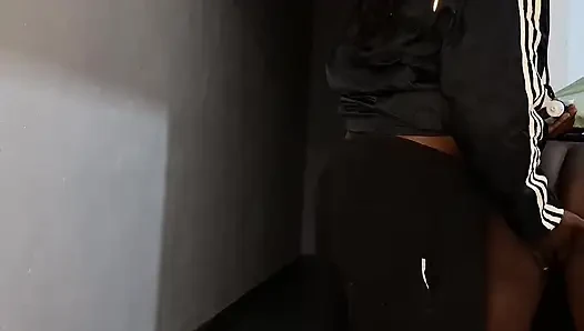 Kocam Dünya Kupası izlerken kocamın erkek kardeşi koridorda benimle seks yaptı.