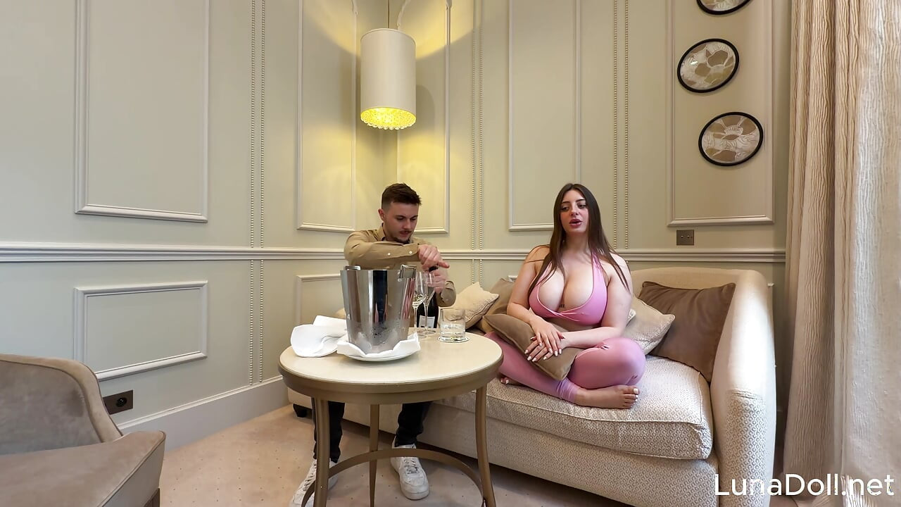 Intens BBC Threesome: Smuk receptionist slutter sig til mig og min kæreste - Luna Doll
