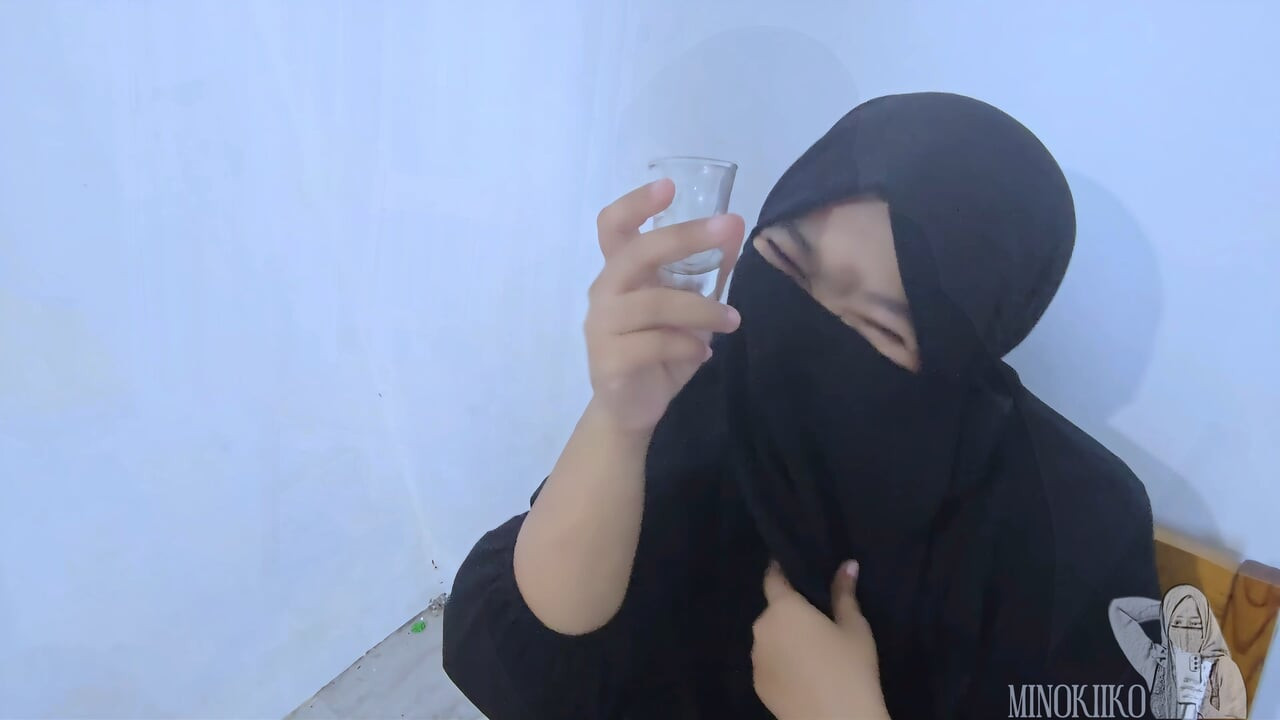 Hijab-mädchen mit Niqab trinken ein frisches sperma von einem fremden im Wartezimmer - Minokiiko