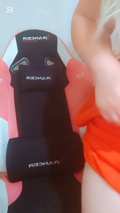 Big butt girl dressed in tight pants | Clip 2