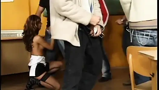 Azgın öğretmen sınıfı tarafından sikiliyor