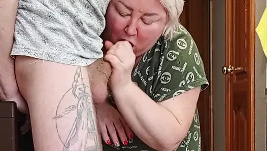 Ibu tiri nyepong dan ngocok kontol sampai crot di mulutnya