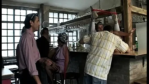 Tante girang jerman rambut merah ngentot kontol besar di bar