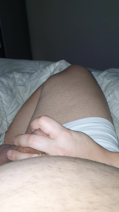 Perra cachonda masturbando puta con gran polla en la cama el día de su cumpleaños | Clip 1