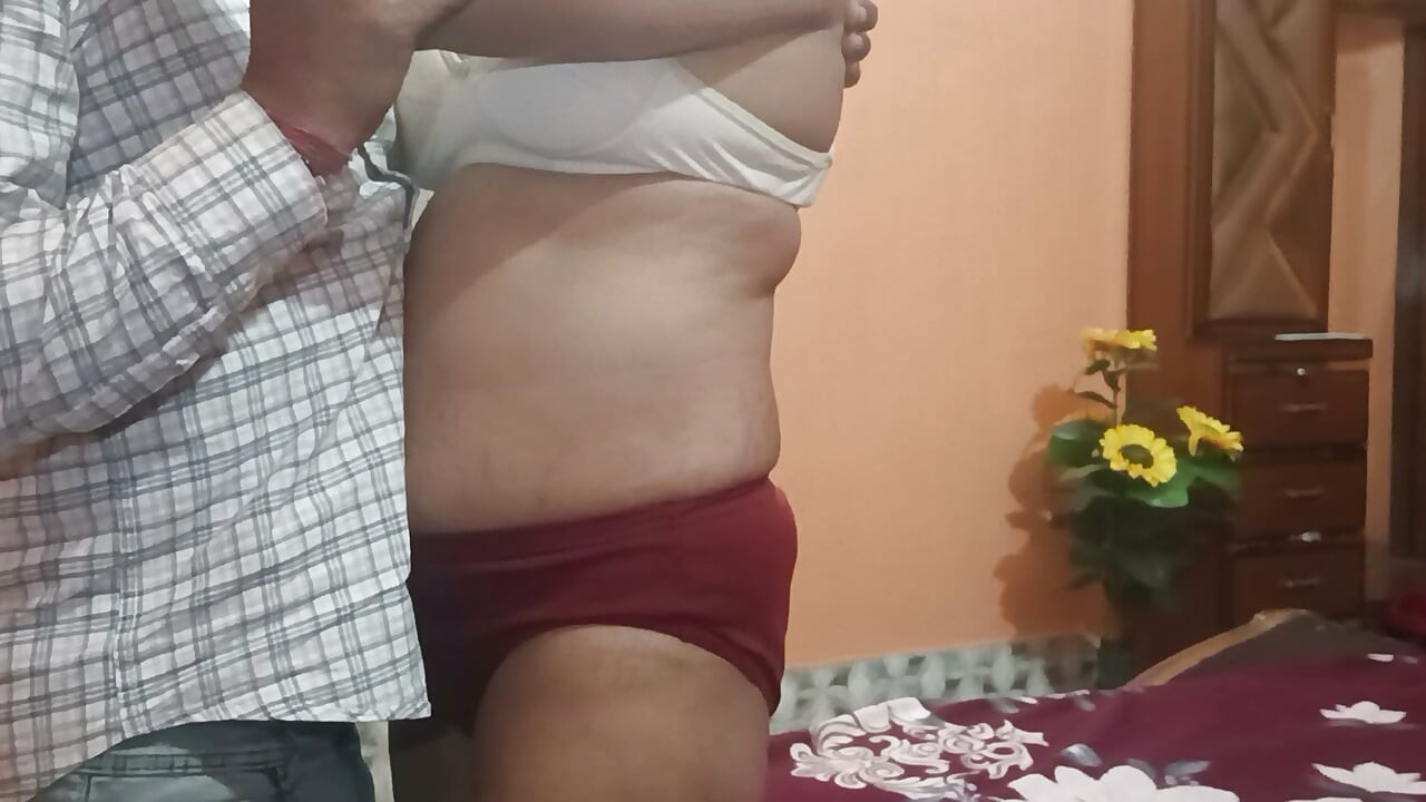 Recém-bhabi.-esposa desi de grande rabo fez sair o leitinho do pau..