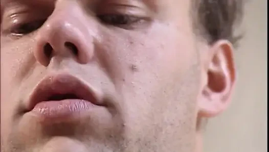 Рыжая девушка в тройничке, винтажный член, сосет киску и трахается