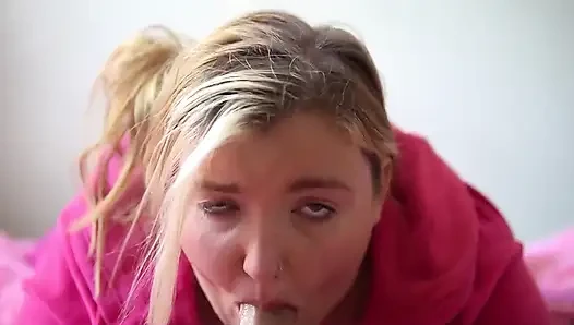 Üvey anne kırık kalpli üvey oğlunu sikiyor