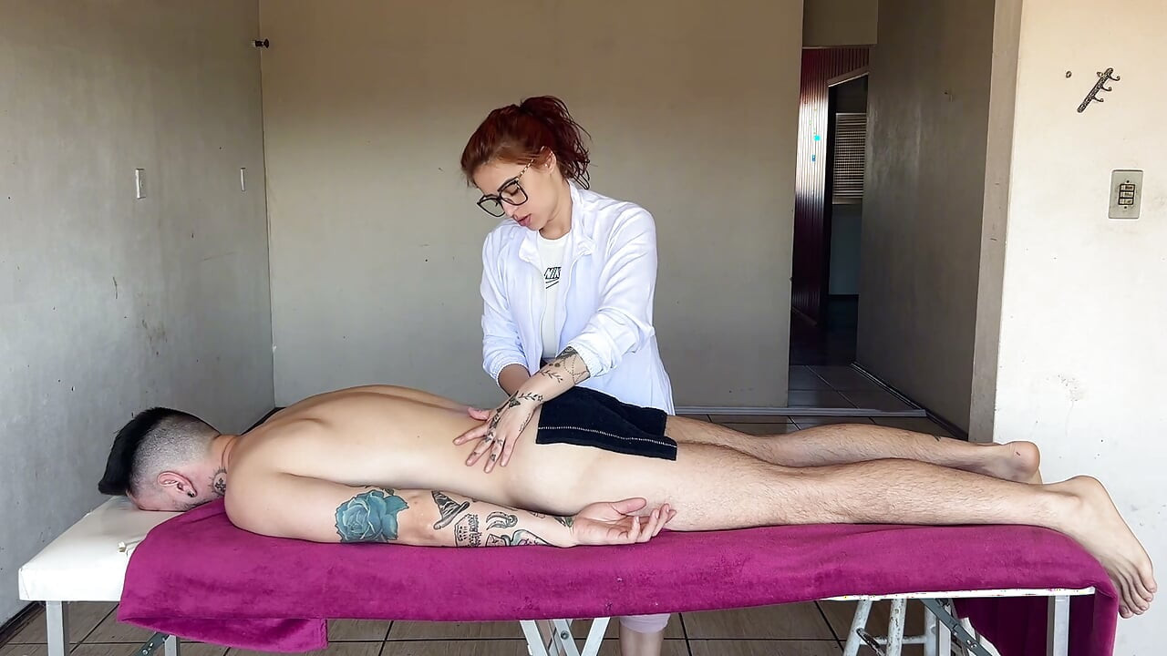 El masaje se volvió mamada - ella se corrió chupando al cliente con un vibrador