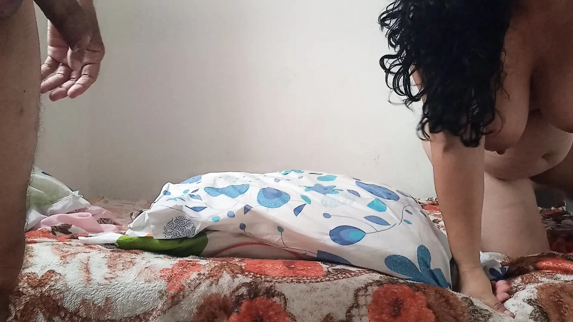饥渴的印度单身妈妈非常地吮吸我的鸡巴，并给了我她紧致的屁股
