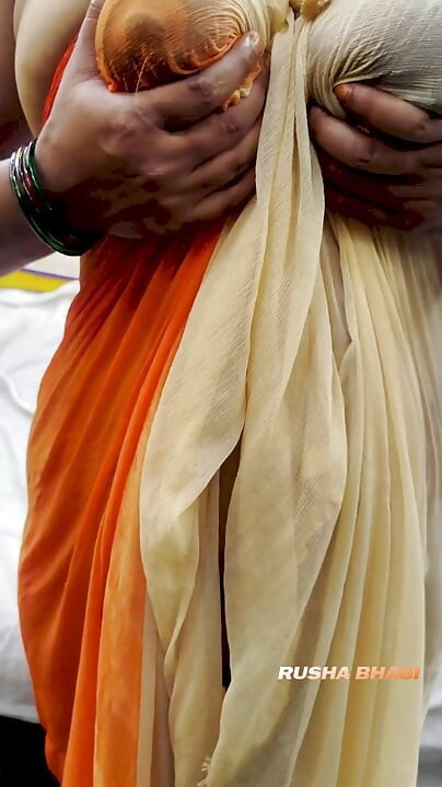 Rusa bhabi showing wet boobs in video call