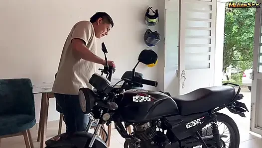 Sepeda motor atau ?, jaga sepeda motor dan beri dia milikku.