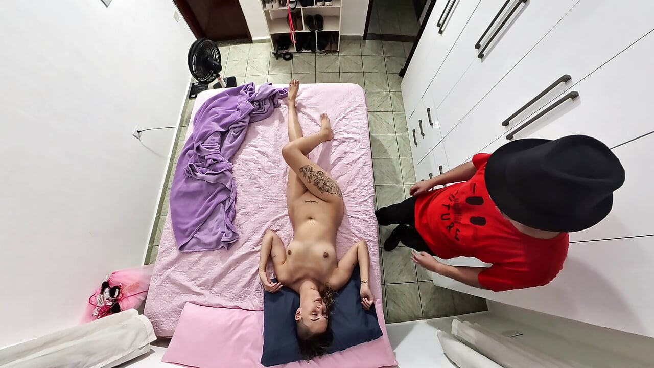 카니발 의상을 벗고 입에 사정하는 계부.