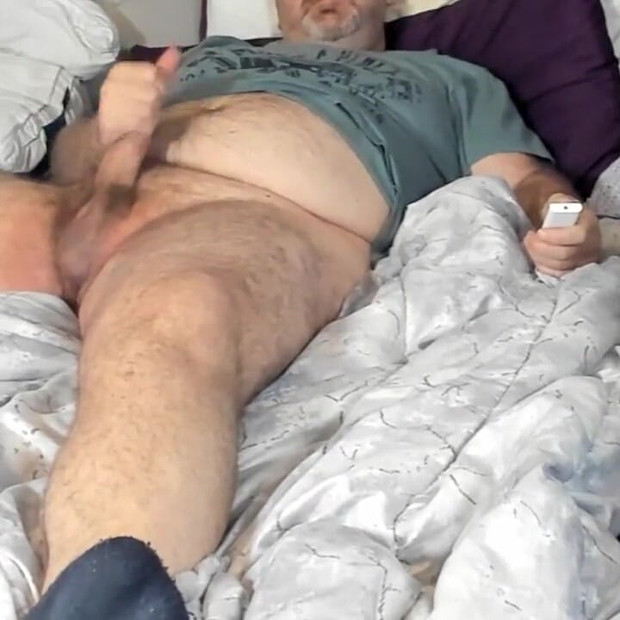 Пушистый толстый медведь мастурбирует с лубрикантом и секс-игрушкой, а затем кончает ему на руку.