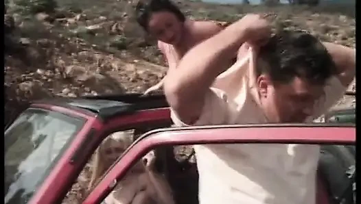 Bazı sürücülere yarağı dava eden olgun sürtükler için yolda seks