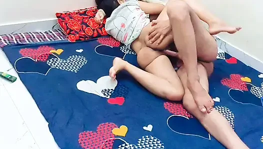 Hintli azgın kız devar ile sikişiyor