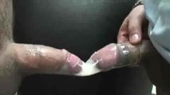 Doppia miscela di sperma dentro il preservativo